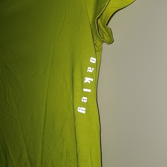 𝅺OAKLEY Women's Workout Shirt - Picture 3 of 5